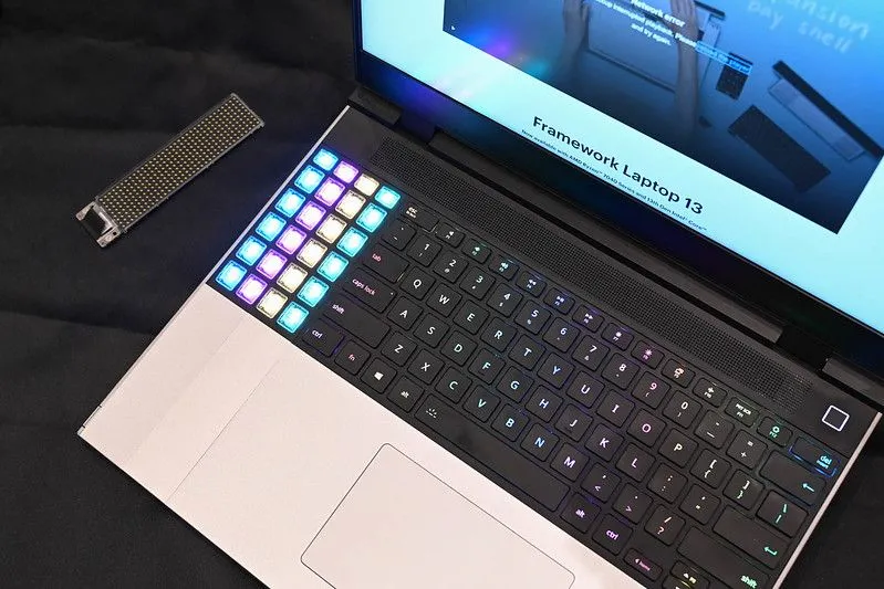 Laptop Framework với thiết kế module linh hoạt được trưng bày tại CES 2024