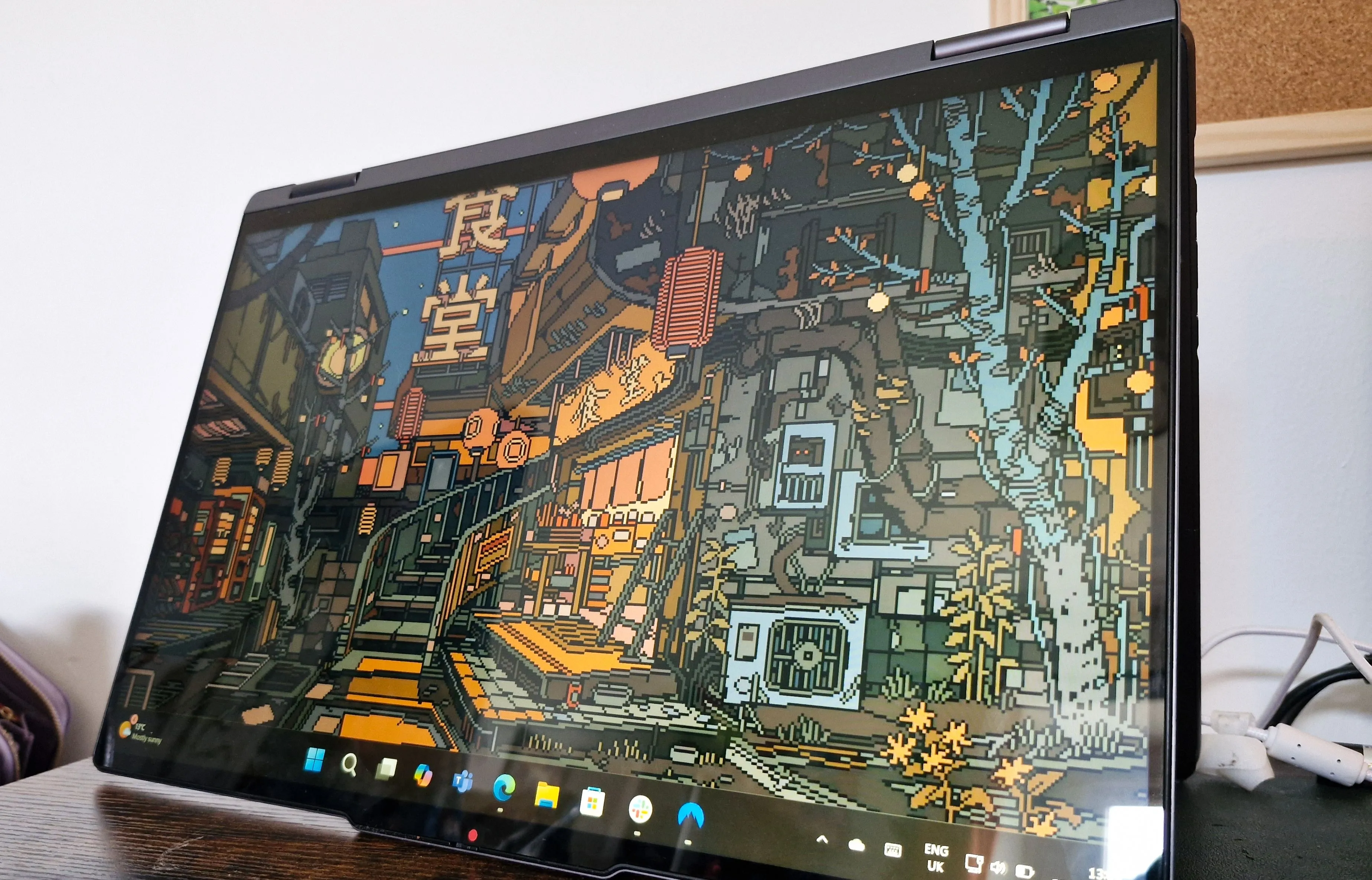 Laptop Lenovo Yoga 7 đang được sử dụng ở chế độ máy tính bảng, minh họa tính linh hoạt của thiết bị 2-in-1