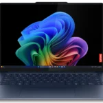Laptop Lenovo Yoga Slim 7x màu bạc siêu mỏng và nhẹ, màn hình mở rộng, bàn phím và touchpad lớn, thể hiện thiết kế sang trọng và hiện đại với chip Snapdragon X Elite.