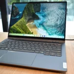 Laptop Lenovo Yoga Solar PC hiển thị mặt trước với thiết kế nắp tích hợp tấm pin năng lượng mặt trời tại sự kiện MWC 2025