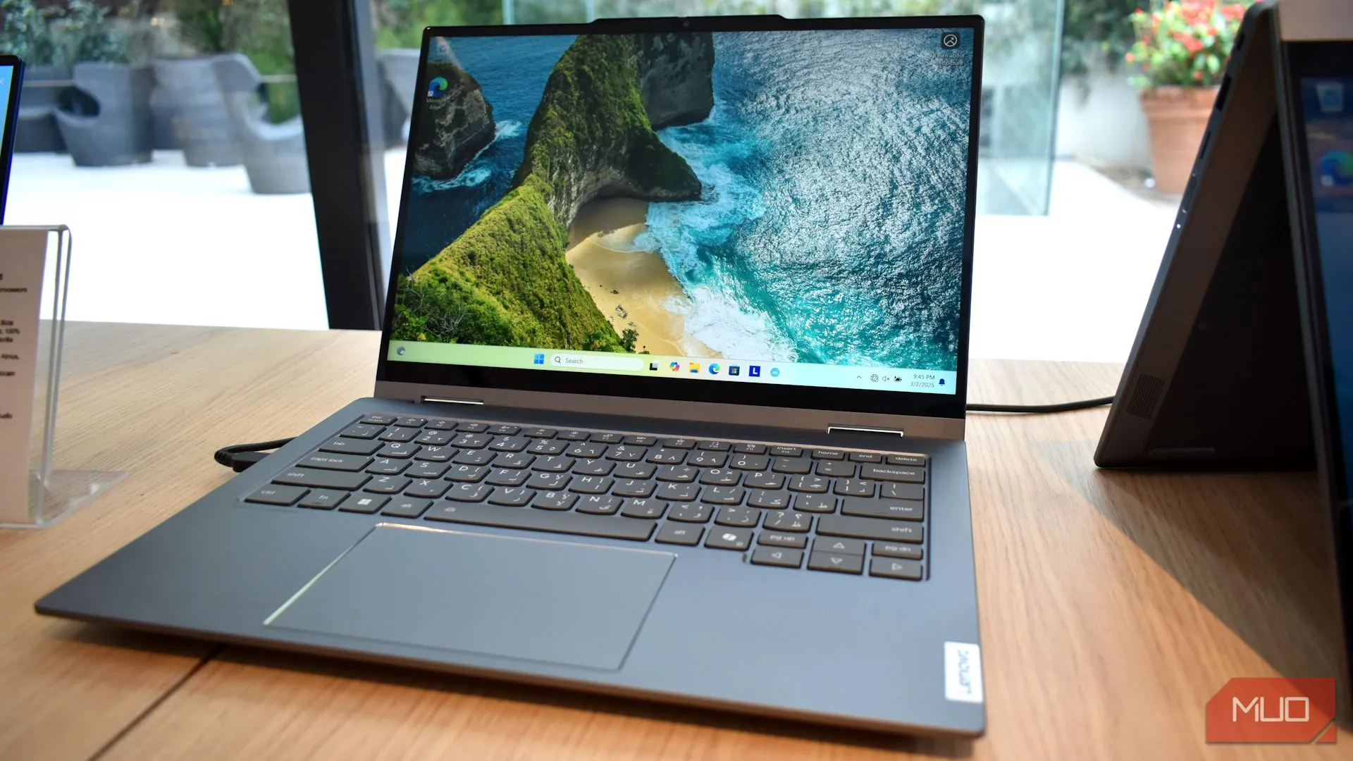 Laptop Lenovo Yoga Solar PC nhìn từ phía trước, màn hình hiển thị nội dung, minh họa thiết kế mỏng nhẹ tại MWC 2025.