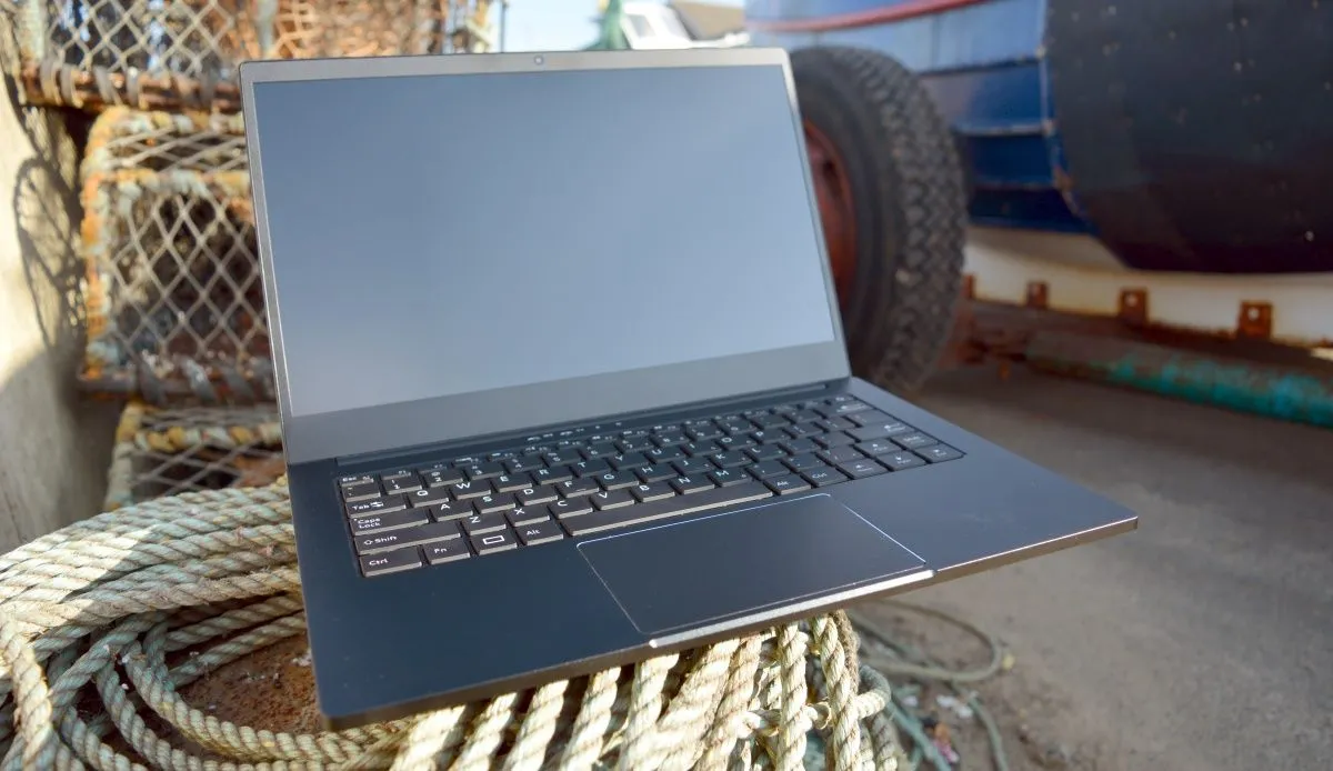 Laptop Purism Librem, nổi bật với tính năng kill switch phần cứng, đặt cạnh một chiếc xe.