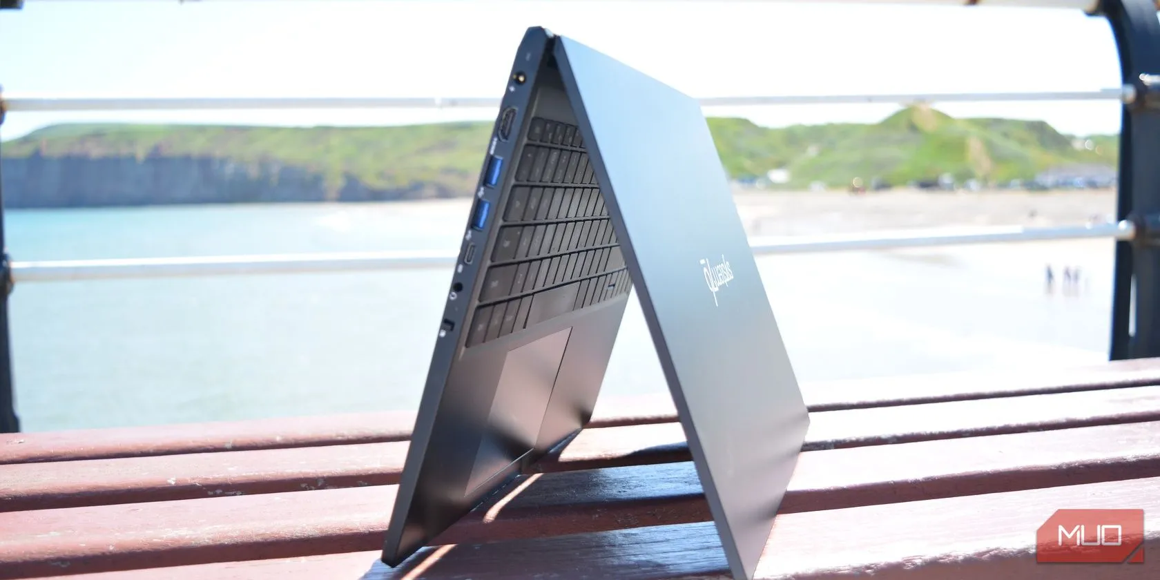 Laptop System76 Pangolin chạy Linux, minh họa một trong những lựa chọn máy tính xách tay đề cao quyền riêng tư.