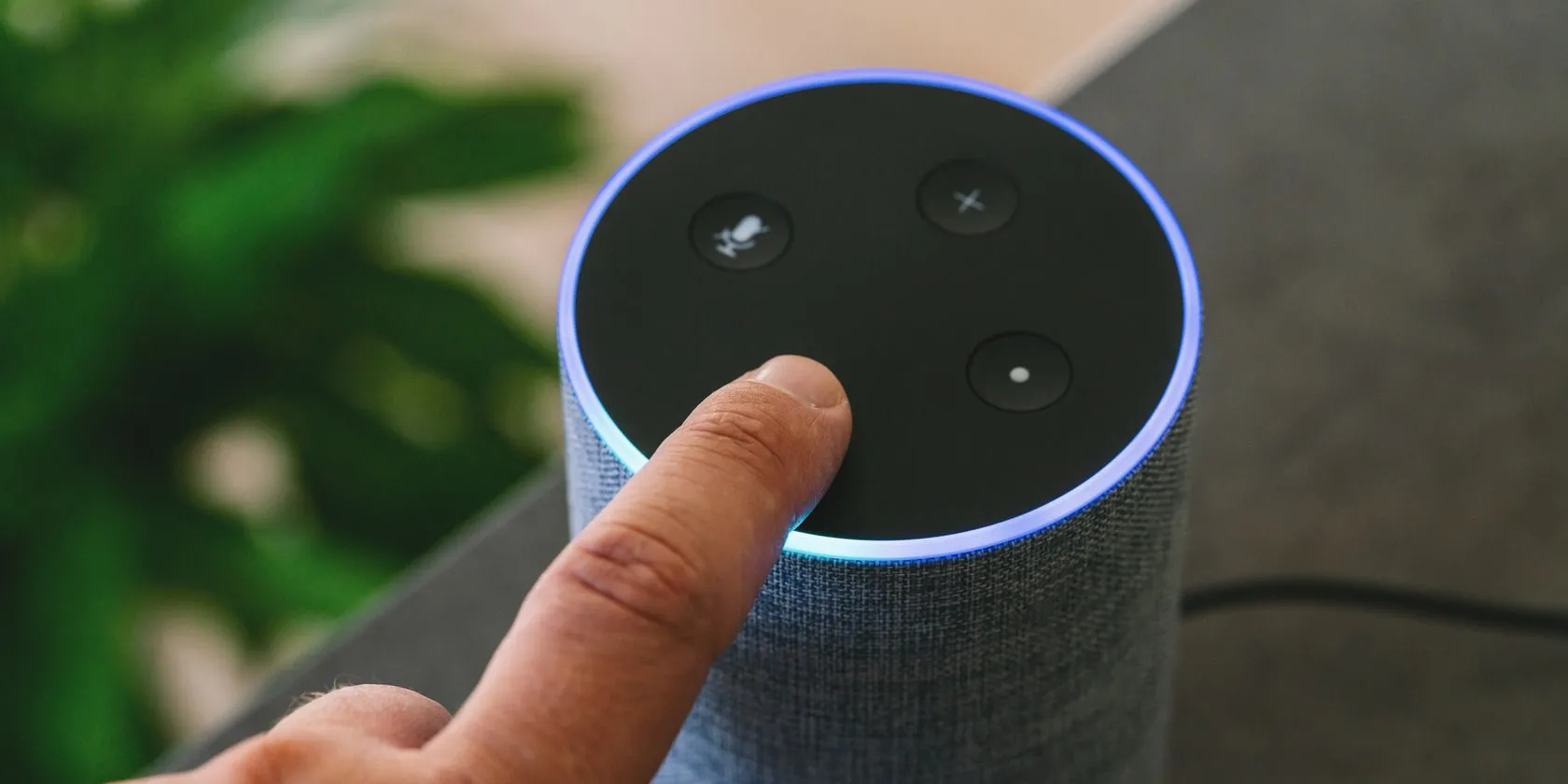 Loa thông minh Amazon Echo với một người đứng cạnh
