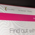 Logo 23andMe trên trang web của hãng, biểu tượng cho vụ rò rỉ dữ liệu di truyền nghiêm trọng