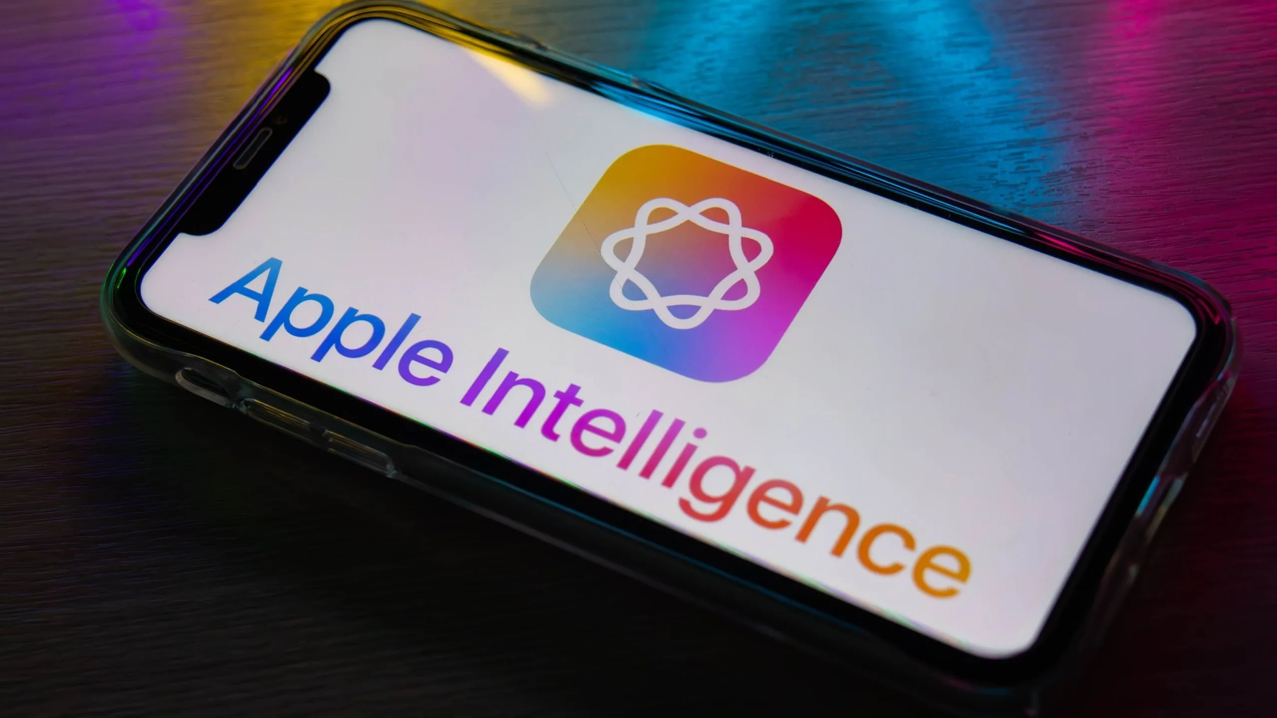 Logo Apple Intelligence và chữ trên màn hình iPhone hiển thị thông báo ưu tiên.