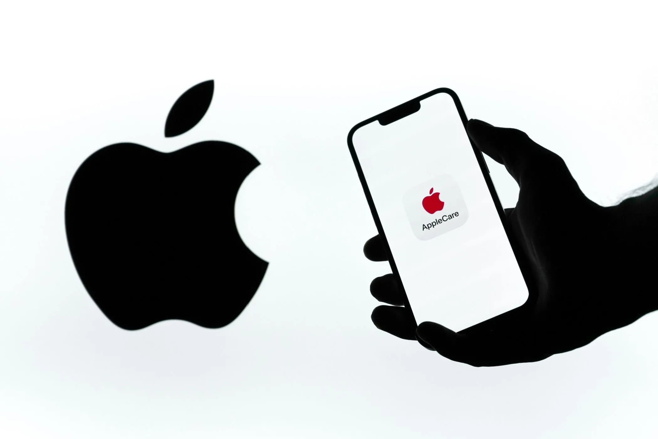 Logo AppleCare+ và logo Apple trên điện thoại minh họa chính sách bảo hành chính hãng