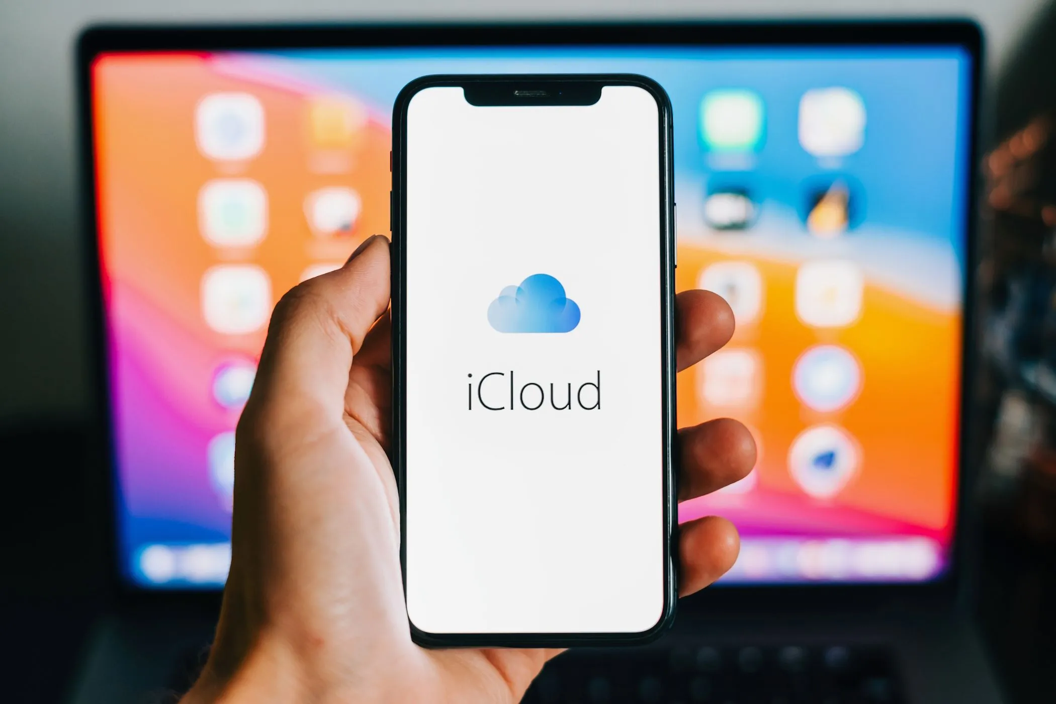 Logo iCloud hiển thị trên màn hình iPhone, minh họa sự phụ thuộc vào iCloud+ của Apple Invites