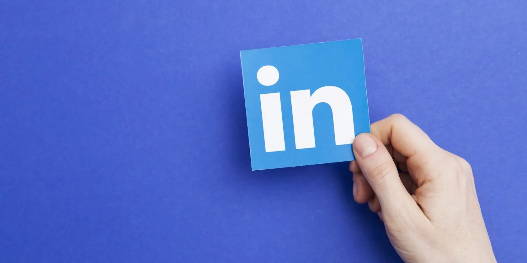 Logo LinkedIn trong bàn tay