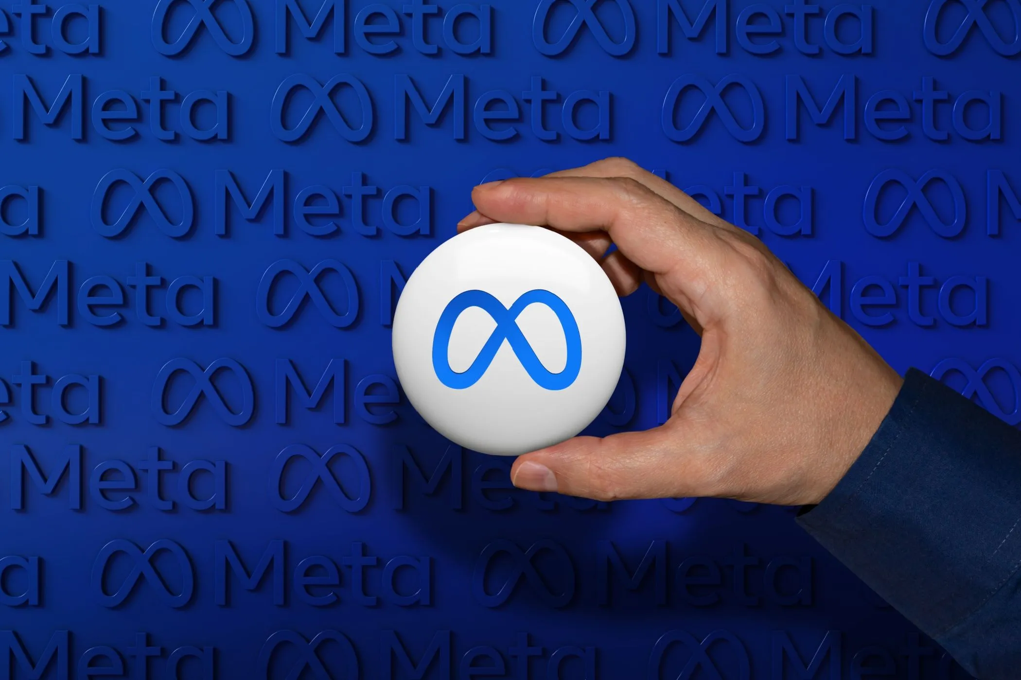 Logo Meta trên một nút với nền