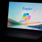 Logo Microsoft Copilot xuất hiện trên màn hình máy tính xách tay Windows sau bản cập nhật
