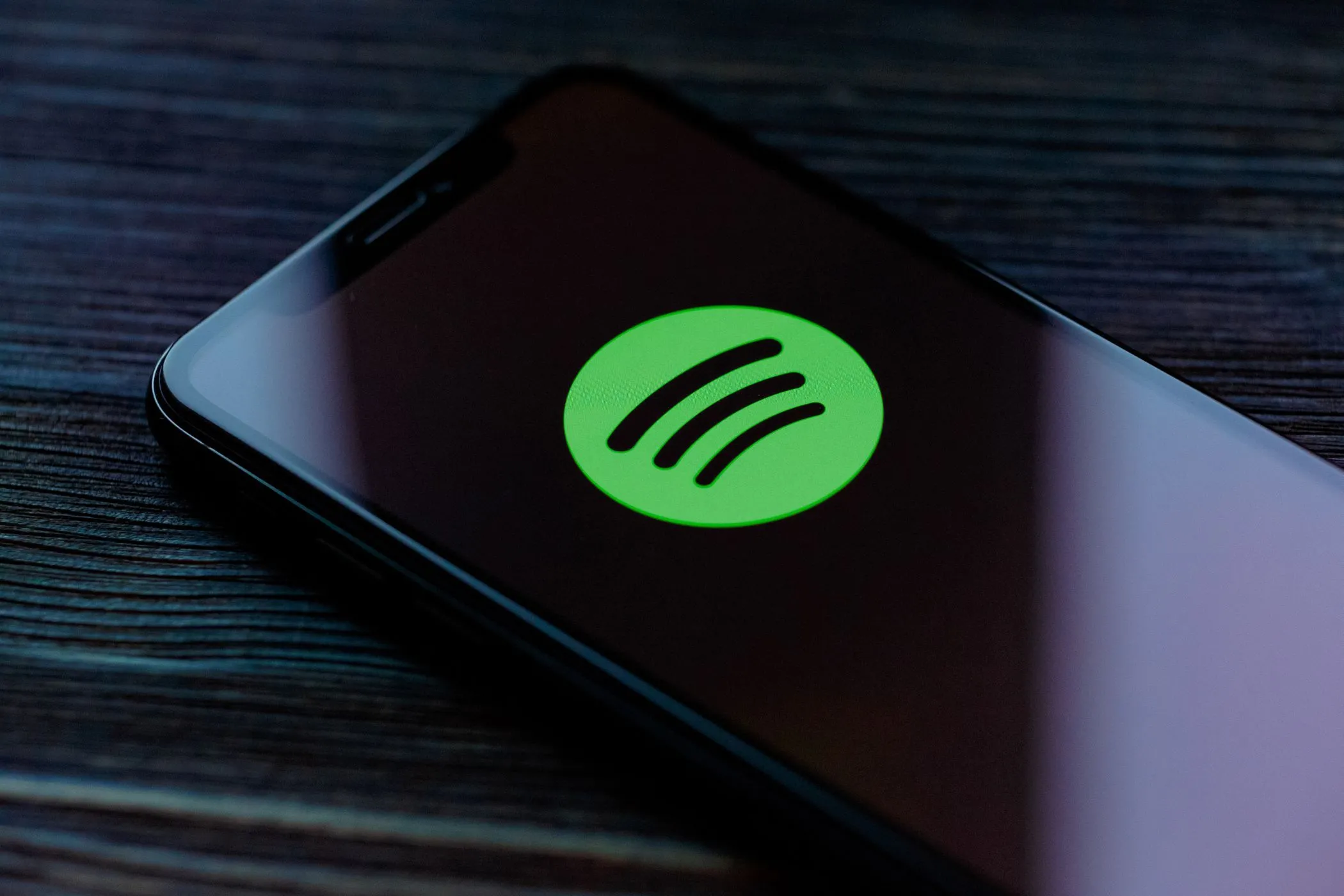 Logo Spotify trên màn hình điện thoại thông minh
