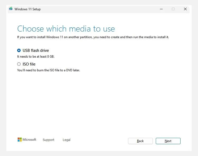 Lựa chọn tạo USB flash drive hoặc tập tin ISO trong Media Creation Tool