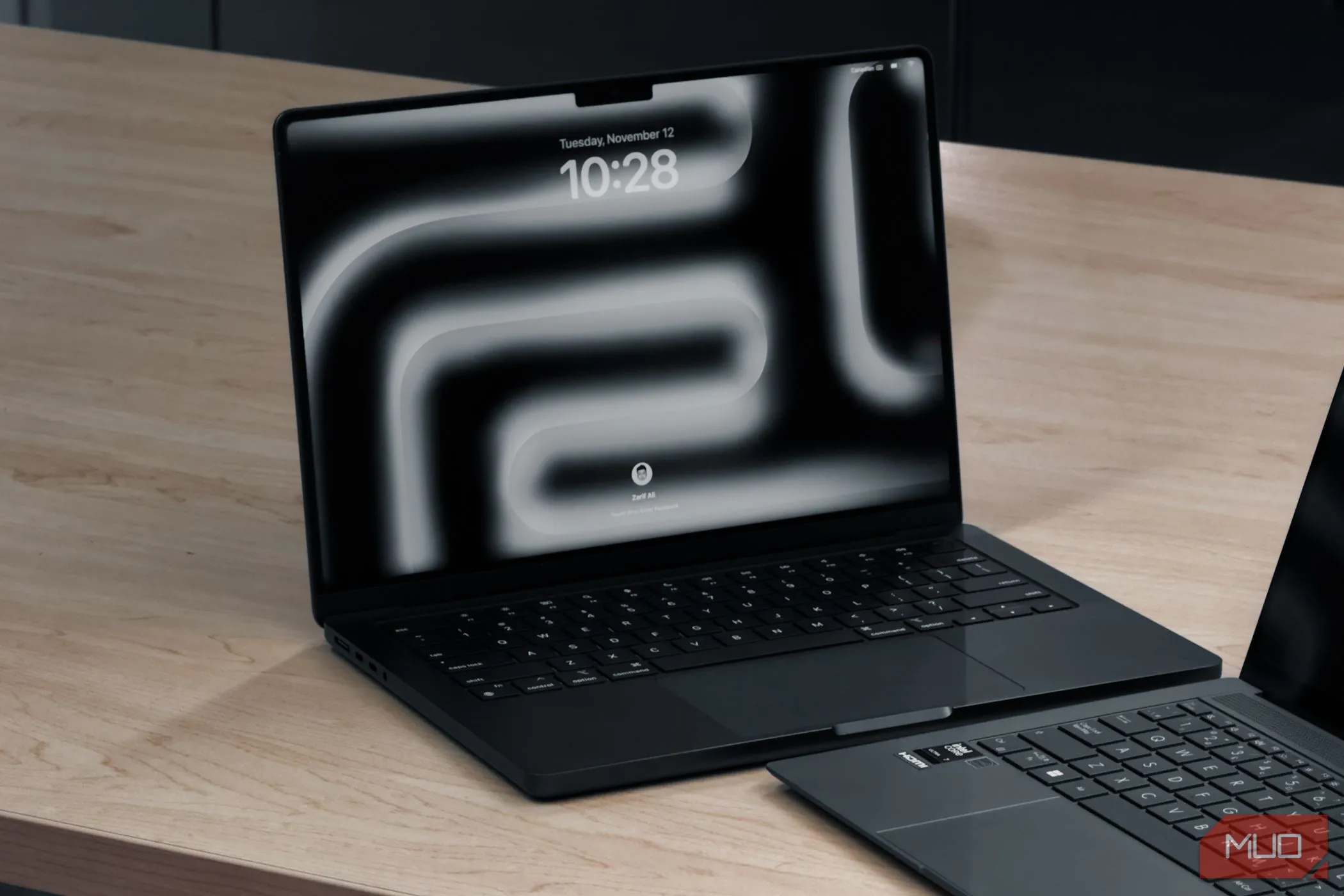 MacBook Pro M4 với macOS, thể hiện hiệu năng và thiết kế cao cấp của hệ sinh thái Apple