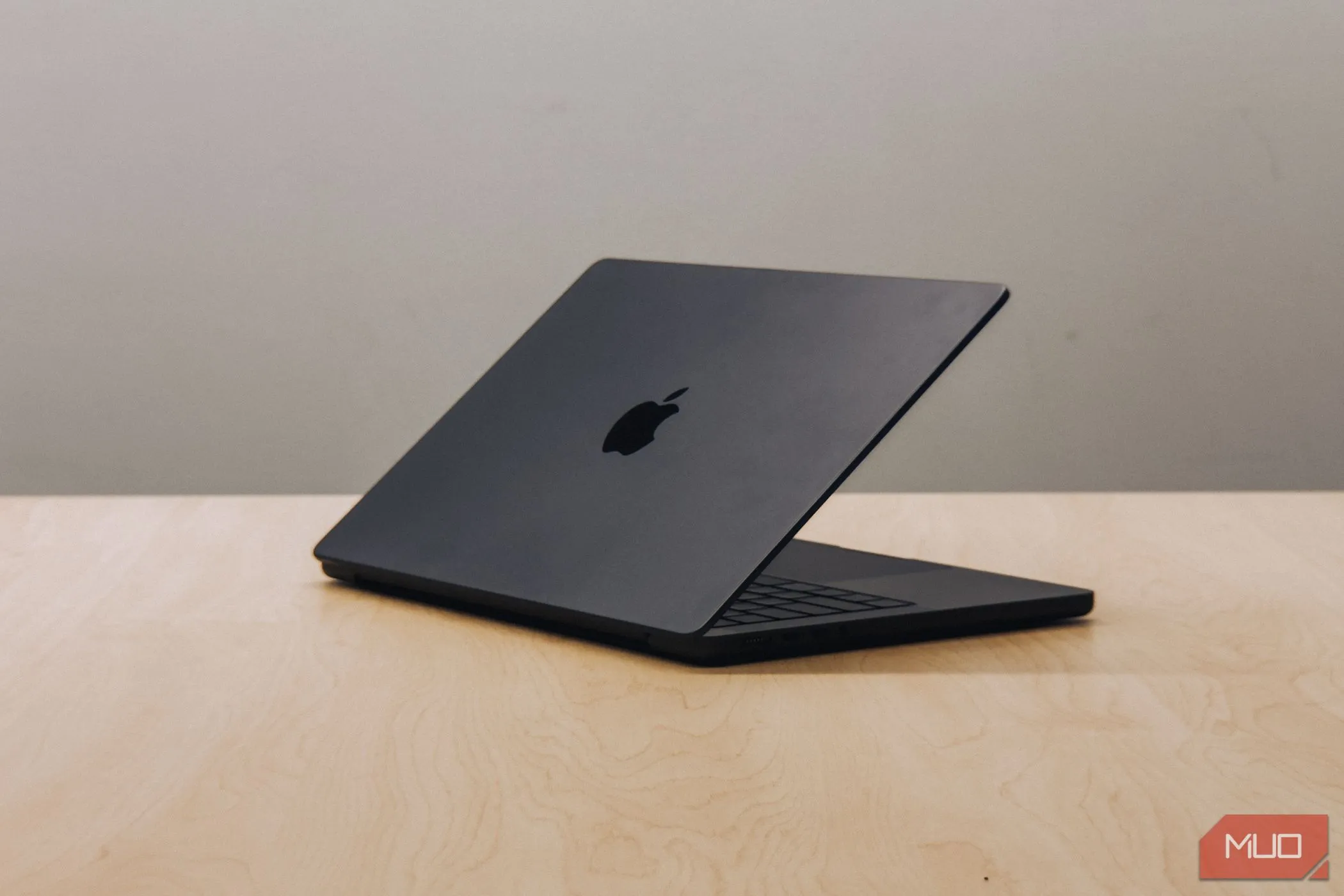 MacBook Pro trang bị chip Apple Silicon, minh họa cho việc chuyển đổi công nghệ của Apple