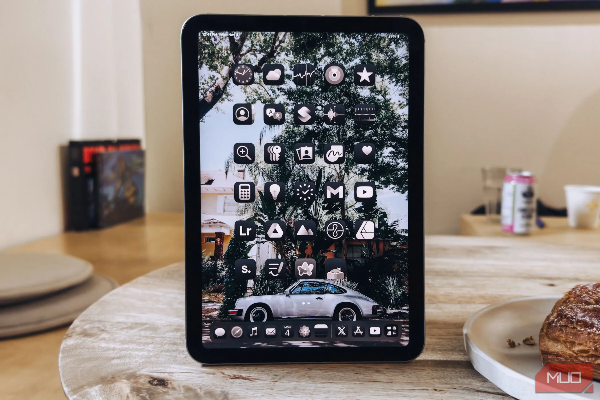 Màn hình 8.3 inch của iPad Mini A17 Pro hiển thị ở chế độ dọc