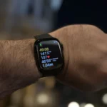 Màn hình Apple Watch Series 10 hiển thị giao diện ứng dụng Sức khỏe tổng hợp dữ liệu tập luyện.