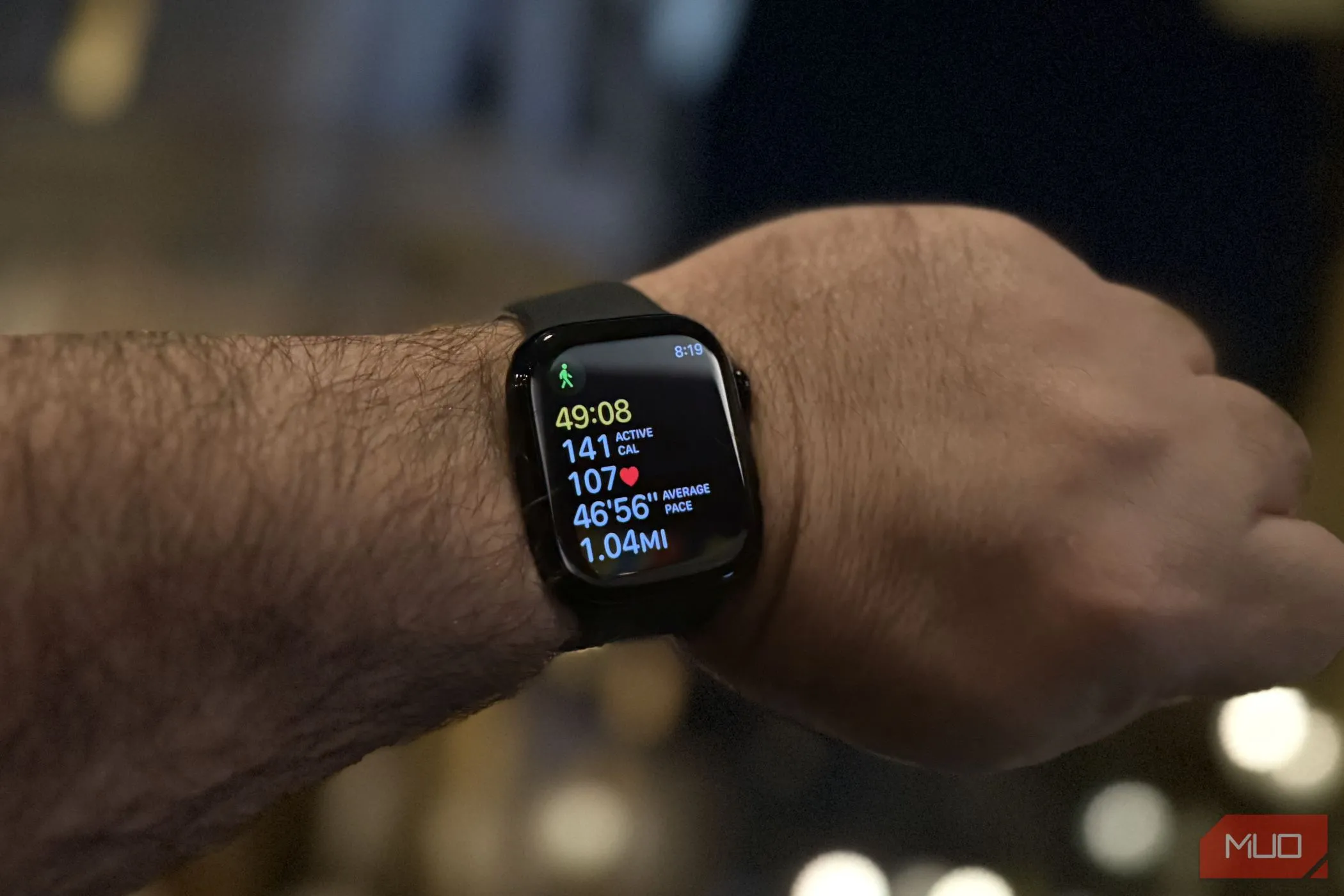 Màn hình Apple Watch Series 10 hiển thị giao diện ứng dụng Sức khỏe tổng hợp dữ liệu tập luyện.