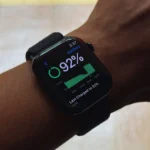 Màn hình Apple Watch Series 10 hiển thị tình trạng pin, minh họa dấu hiệu cần nâng cấp khi pin chai.
