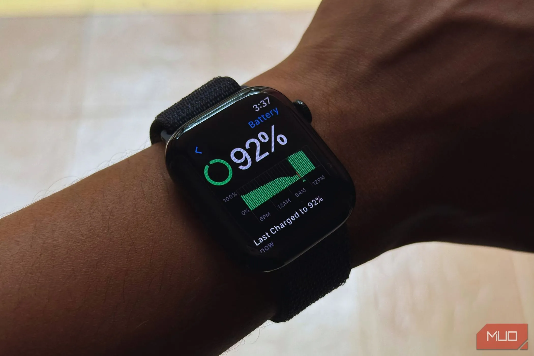 Màn hình Apple Watch Series 10 hiển thị tình trạng pin, minh họa dấu hiệu cần nâng cấp khi pin chai.