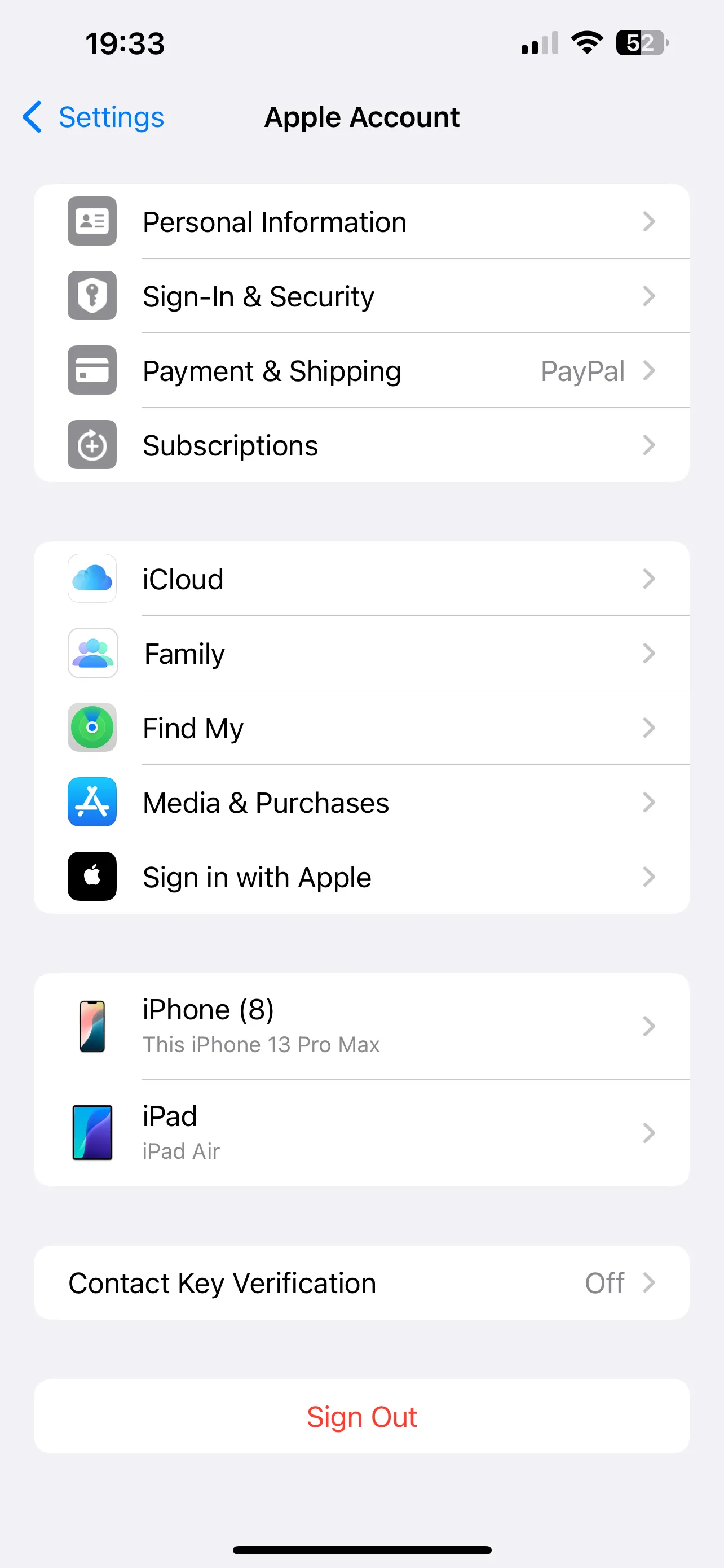 Màn hình cài đặt tài khoản Apple ID trên iPhone để truy cập tùy chọn iCloud