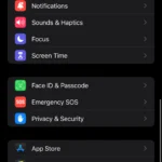 Màn hình Cài đặt trên iPhone, hiển thị đường dẫn đến mục Quyền riêng tư & Bảo mật.