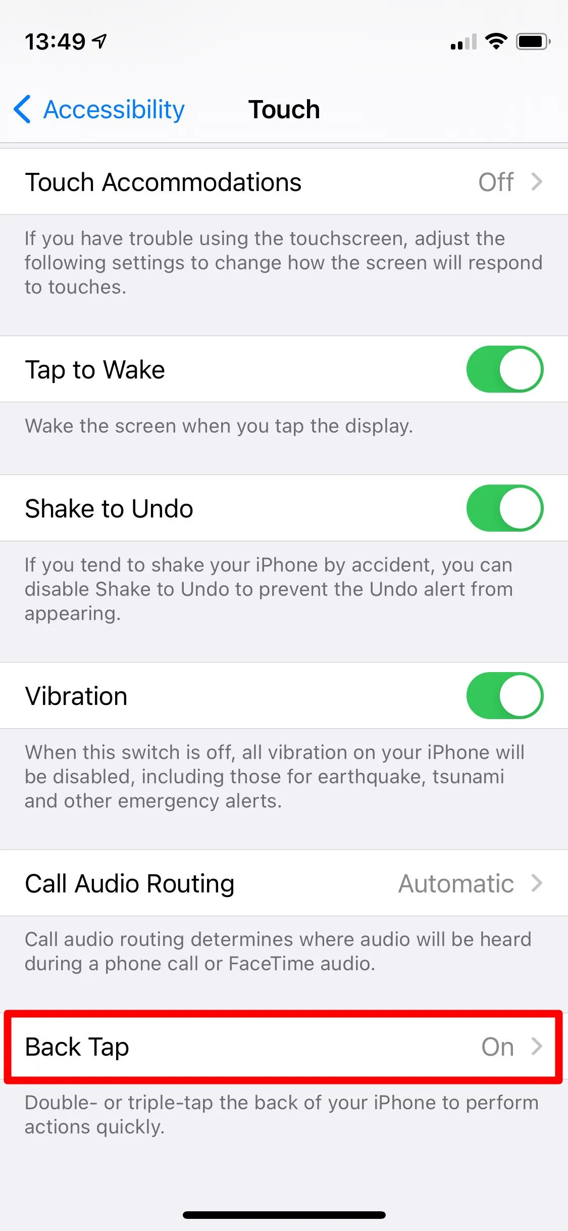 Màn hình cài đặt Trợ năng cảm ứng (Touch Accessibility) trên iPhone, làm nổi bật tùy chọn Chạm vào mặt lưng (Back Tap) để thiết lập phím tắt.