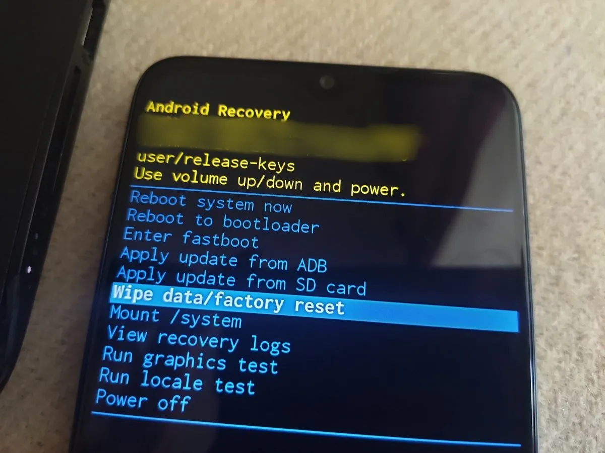 Màn hình chế độ Recovery Mode trên Android để xóa phân vùng bộ đệm