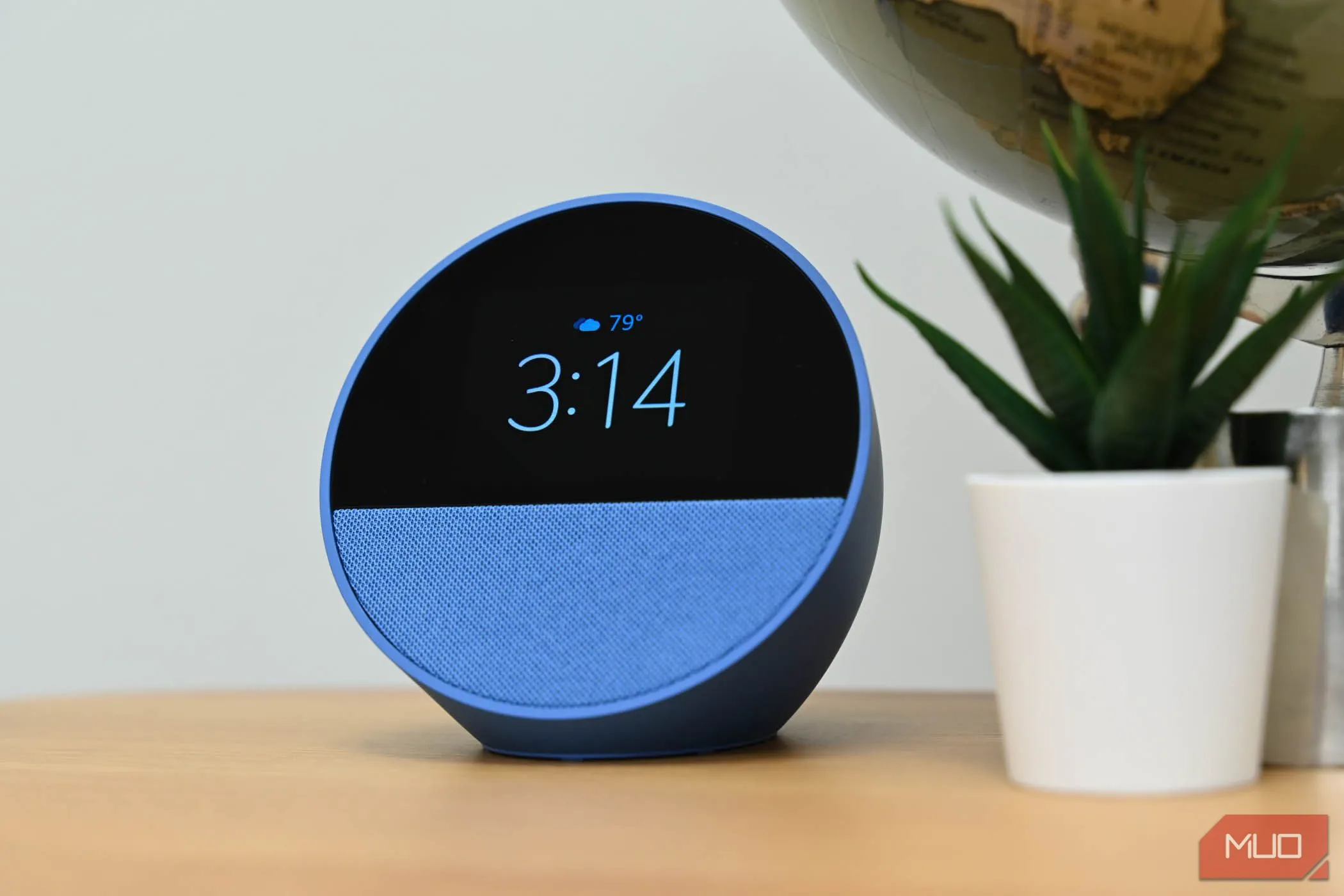 Màn hình chính của Amazon Echo Spot hiển thị giao diện người dùng, minh họa việc cập nhật Alexa+ tự động.