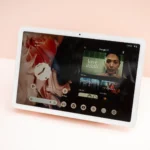 Màn hình chính của Pixel Tablet hiển thị giao diện Android linh hoạt và tùy biến cao