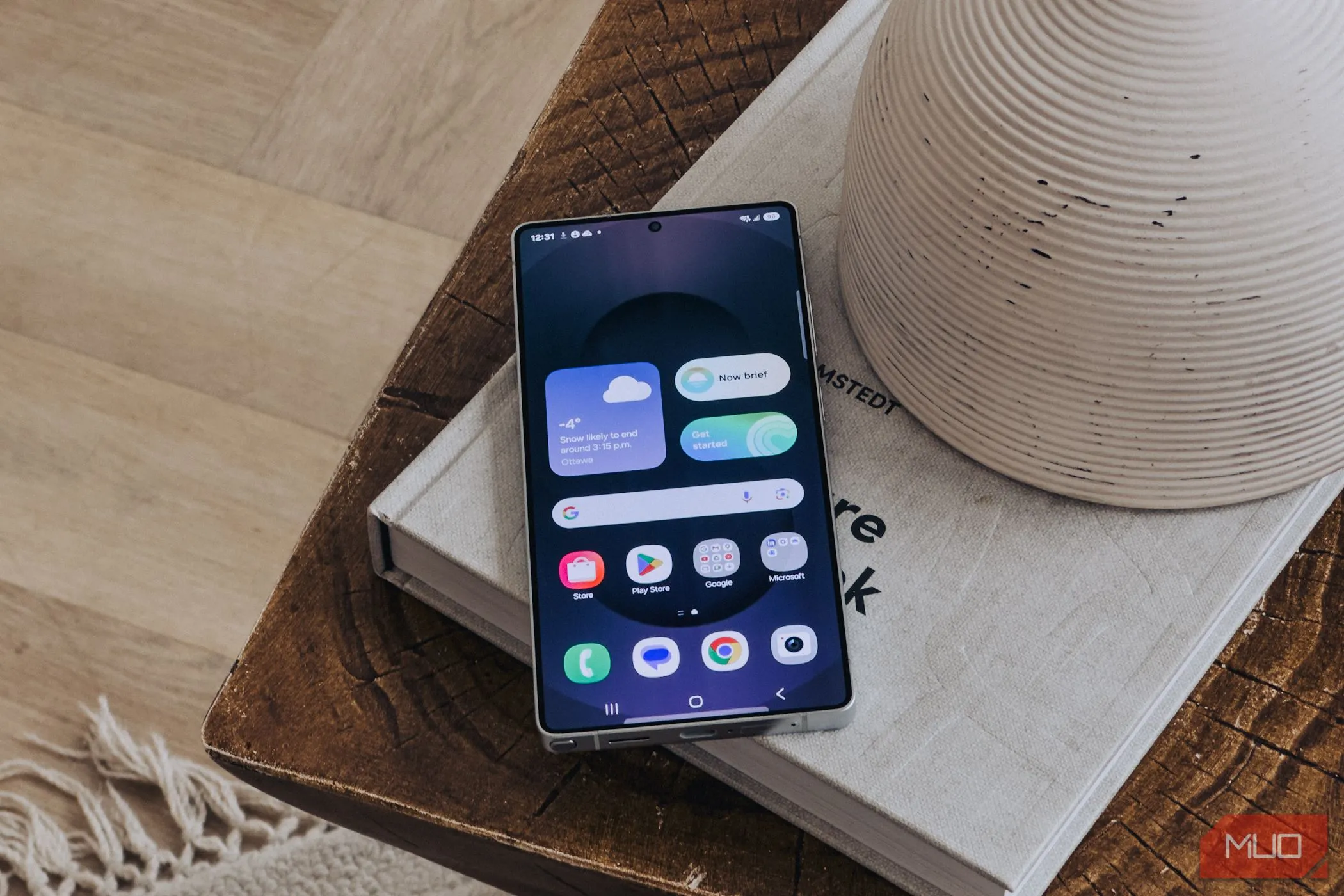 Màn hình chính của Samsung Galaxy S25 hiển thị tính năng Daily Brief, cho thấy các cải tiến phần mềm nhưng thiếu điểm đột phá về phần cứng.