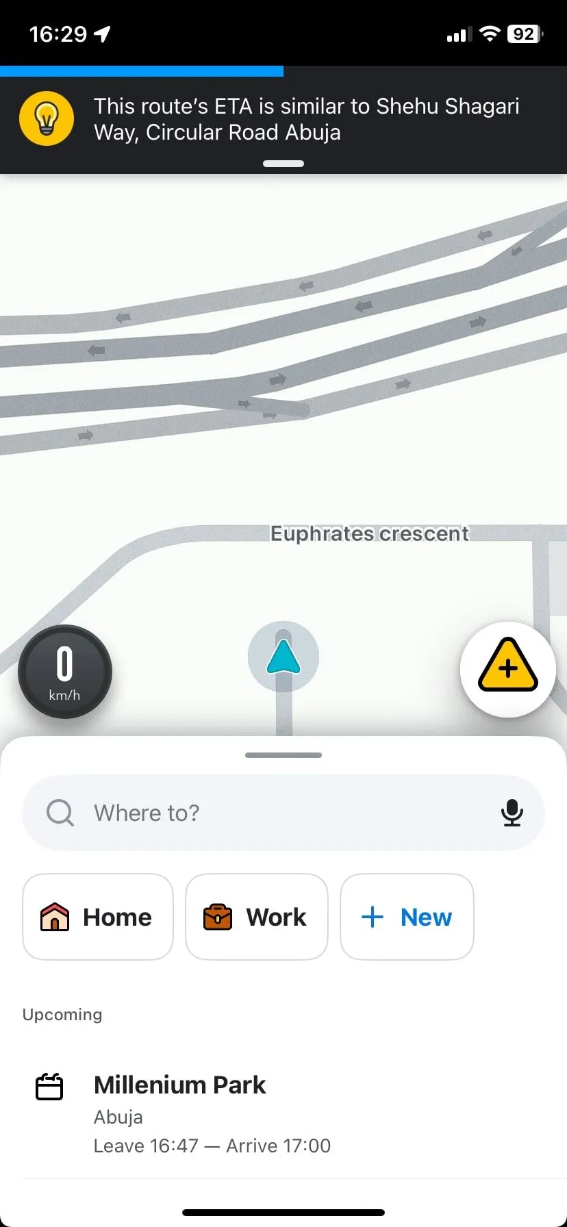 Màn hình chính của ứng dụng Waze hiển thị bản đồ với các biểu tượng cảnh báo giao thông thời gian thực được báo cáo bởi cộng đồng người dùng iPhone.