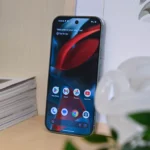 Màn hình chính điện thoại Android hiển thị thông báo yêu cầu mở khóa để truy cập đầy đủ tính năng và dữ liệu sau khi tự động khởi động lại nhằm tăng cường bảo mật