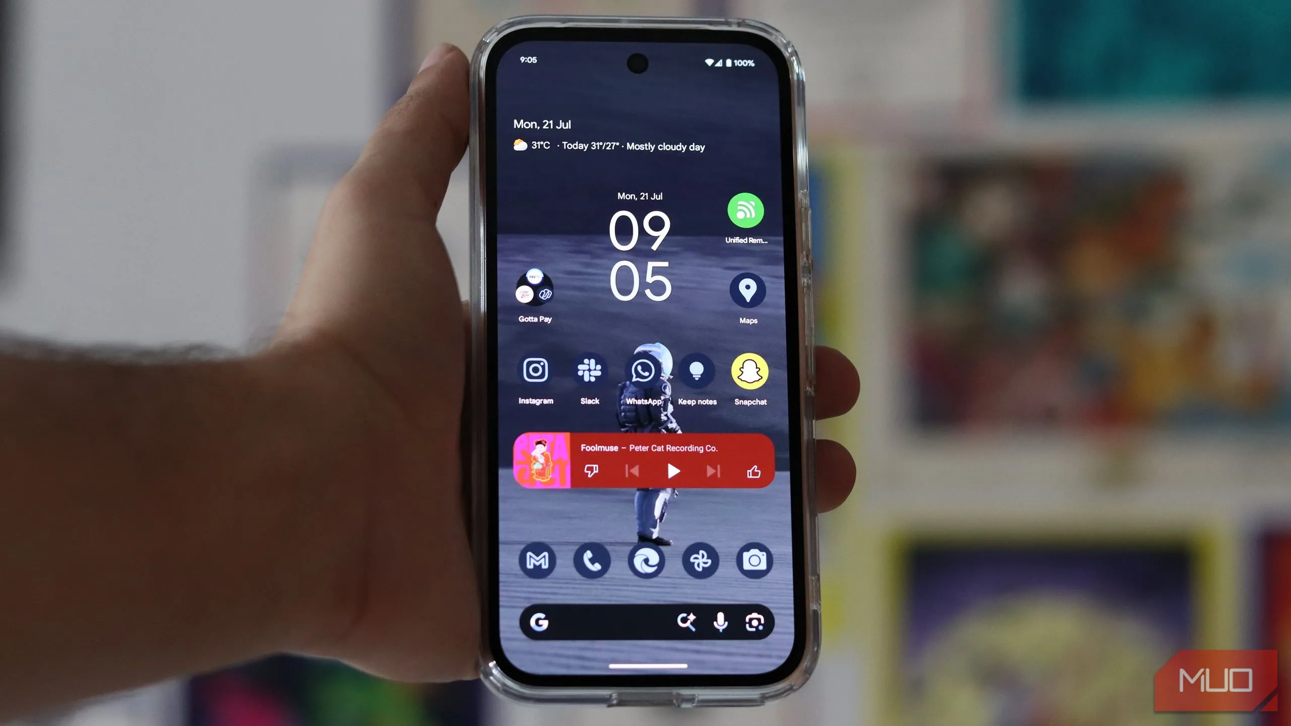 Màn hình chính điện thoại Pixel 9a với Pixel Launcher, thể hiện giao diện Android thuần khiết và widget At a Glance