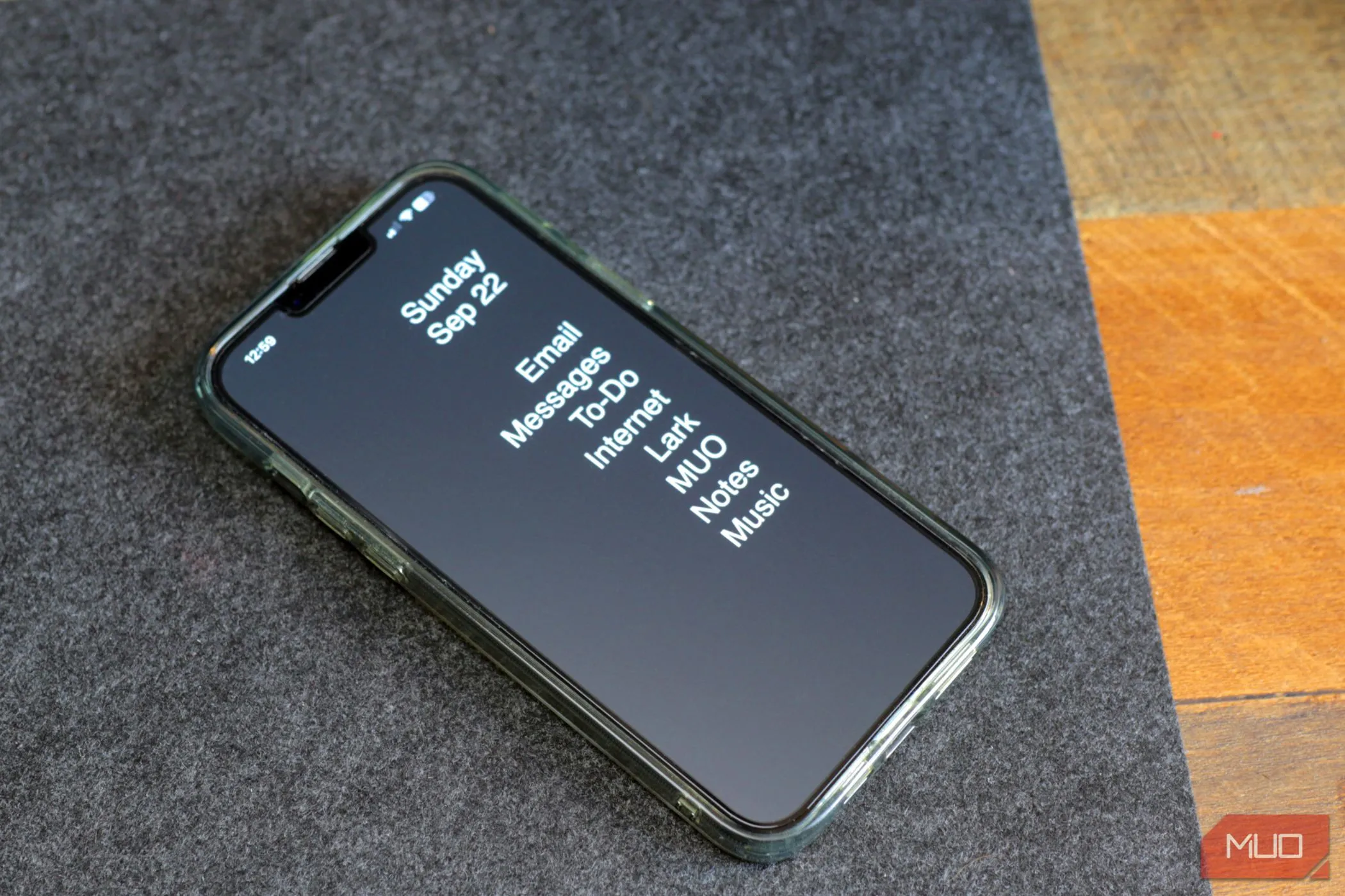 Màn hình chính đơn sắc của iPhone với các ứng dụng như Email, Tin nhắn, Ngày và Danh sách việc cần làm hiển thị dưới dạng văn bản