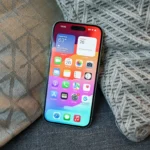 Màn hình chính iOS 26 trên iPhone 15 cho thấy giao diện người dùng mới