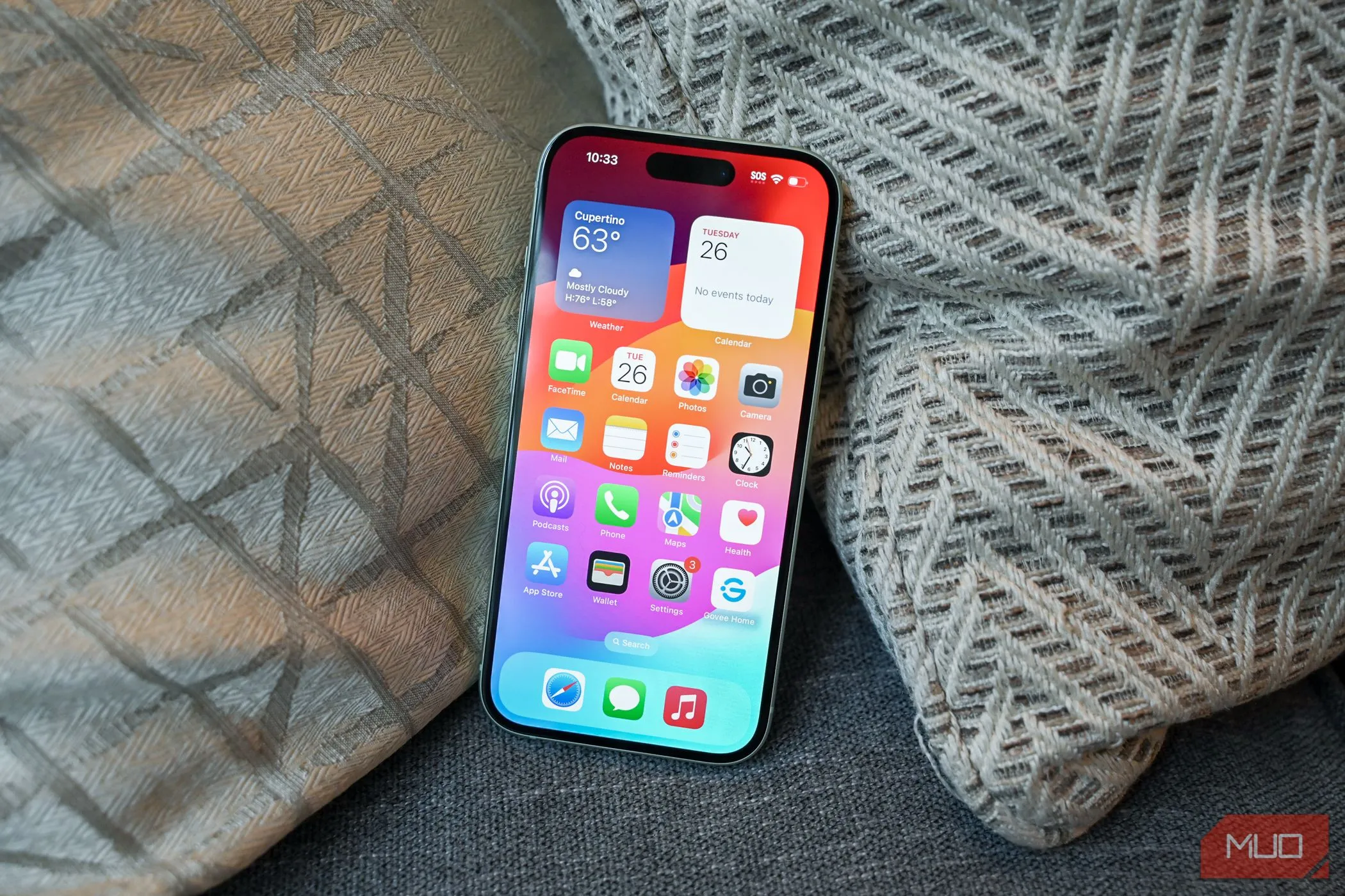 Màn hình chính iOS 26 trên iPhone 15 cho thấy giao diện người dùng mới