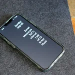 Màn hình chính iPhone được sắp xếp tối giản, giúp giảm sự phân tâm và tăng cường quản lý thời gian sử dụng điện thoại.