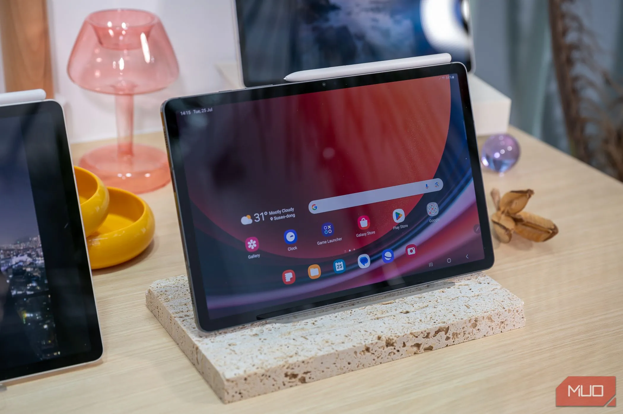 Màn hình chính Samsung Galaxy Tab S9, cho thấy khả năng hỗ trợ đa hồ sơ người dùng mà điện thoại Samsung thiếu.