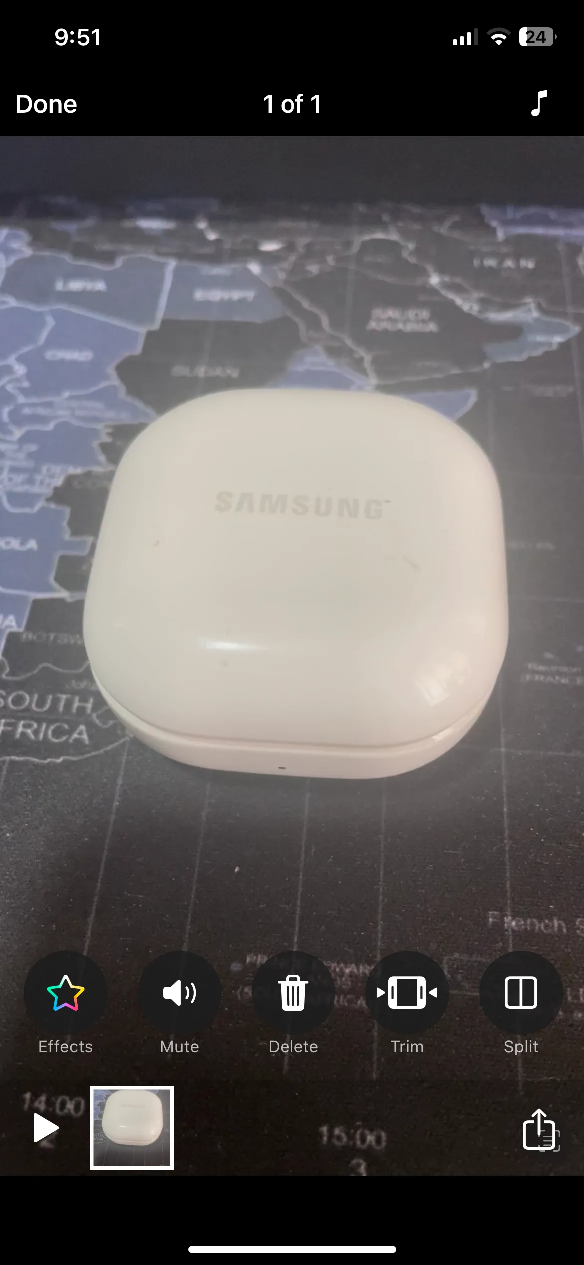 Màn hình chỉnh sửa video ngắn trong ứng dụng Clips trên iPhone, với các tùy chọn thêm hiệu ứng, sticker và phụ đề.