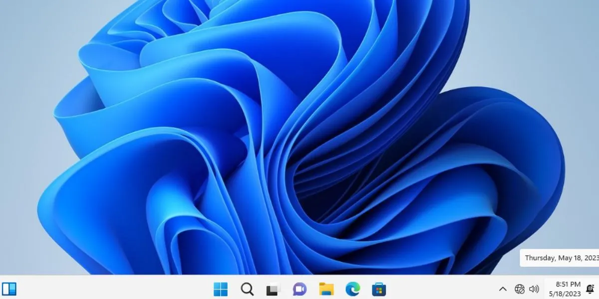 Màn hình desktop Windows 11 sau khi cài đặt thành công trên hệ thống không được hỗ trợ chính thức, cho thấy quá trình bypass yêu cầu phần cứng đã hoạt động hiệu quả.