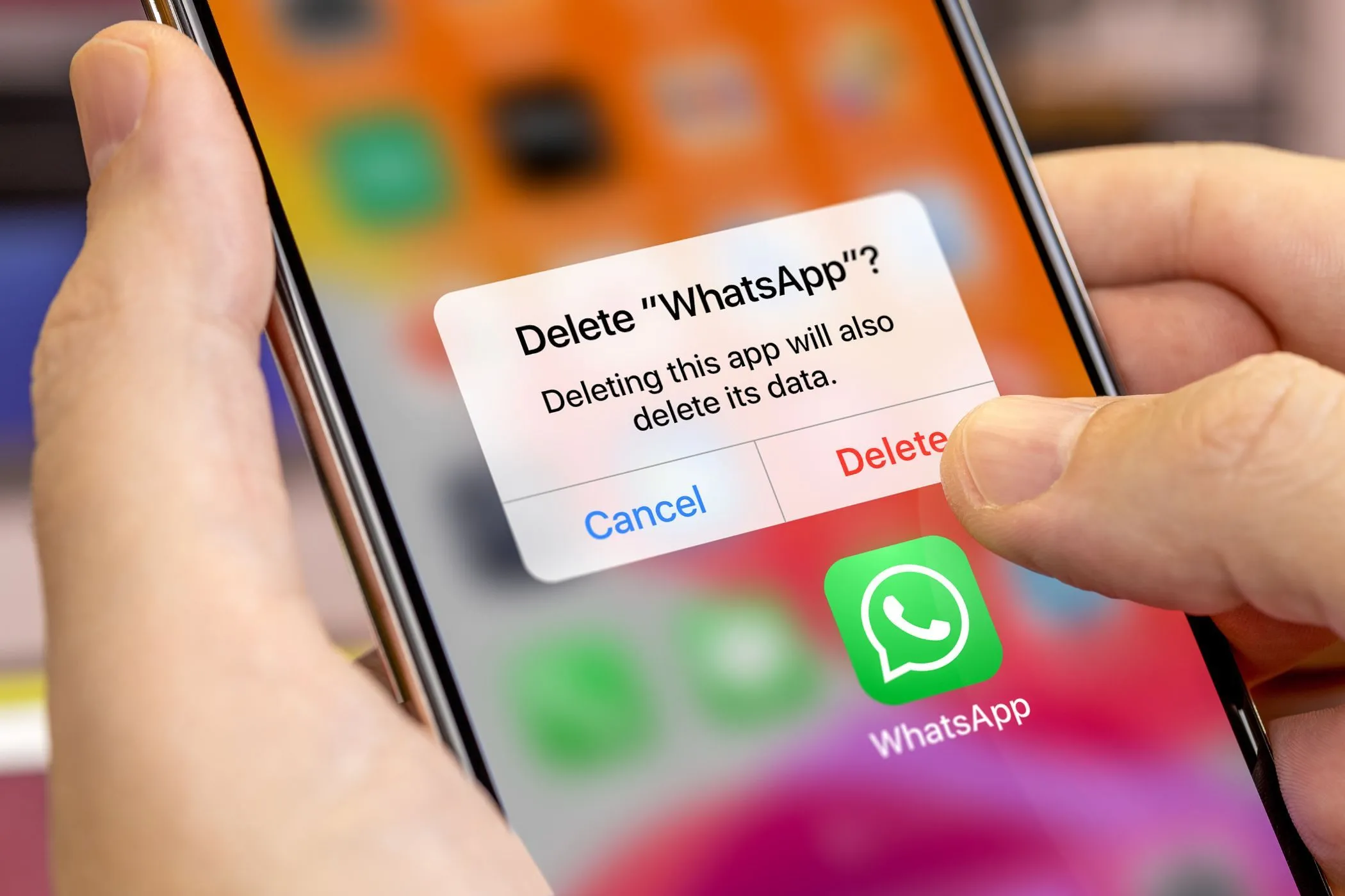 Màn hình điện thoại hiển thị tùy chọn gỡ cài đặt ứng dụng WhatsApp, minh họa việc loại bỏ ứng dụng gây xao nhãng
