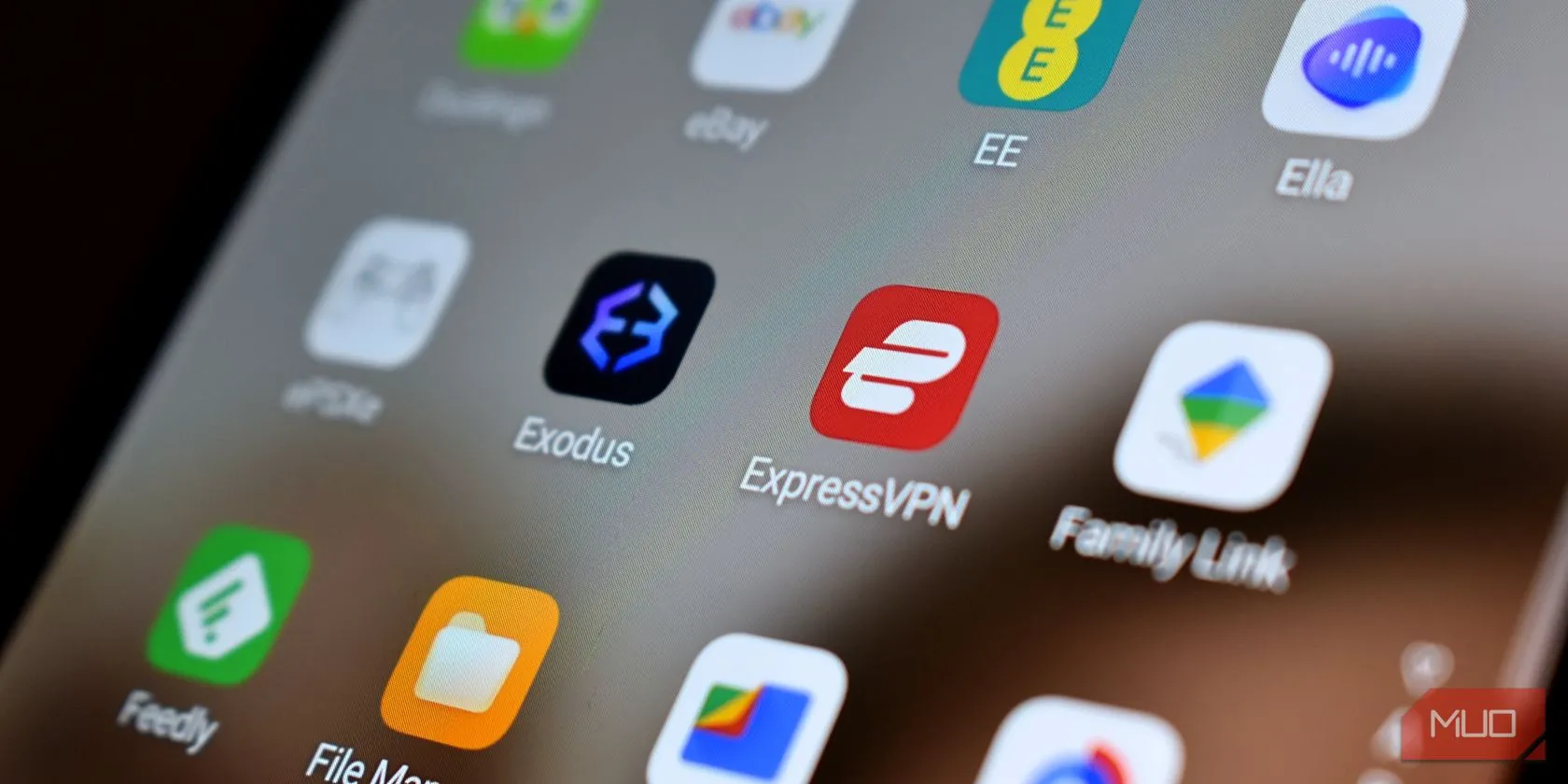 Màn hình điện thoại hiển thị ứng dụng ExpressVPN, nhấn mạnh tầm quan trọng của VPN cho thiết bị di động.