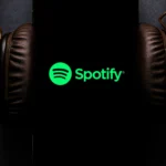 Màn hình điện thoại hiển thị ứng dụng Spotify với tai nghe được kết nối, minh họa tính năng nghe nhạc trên Google Maps