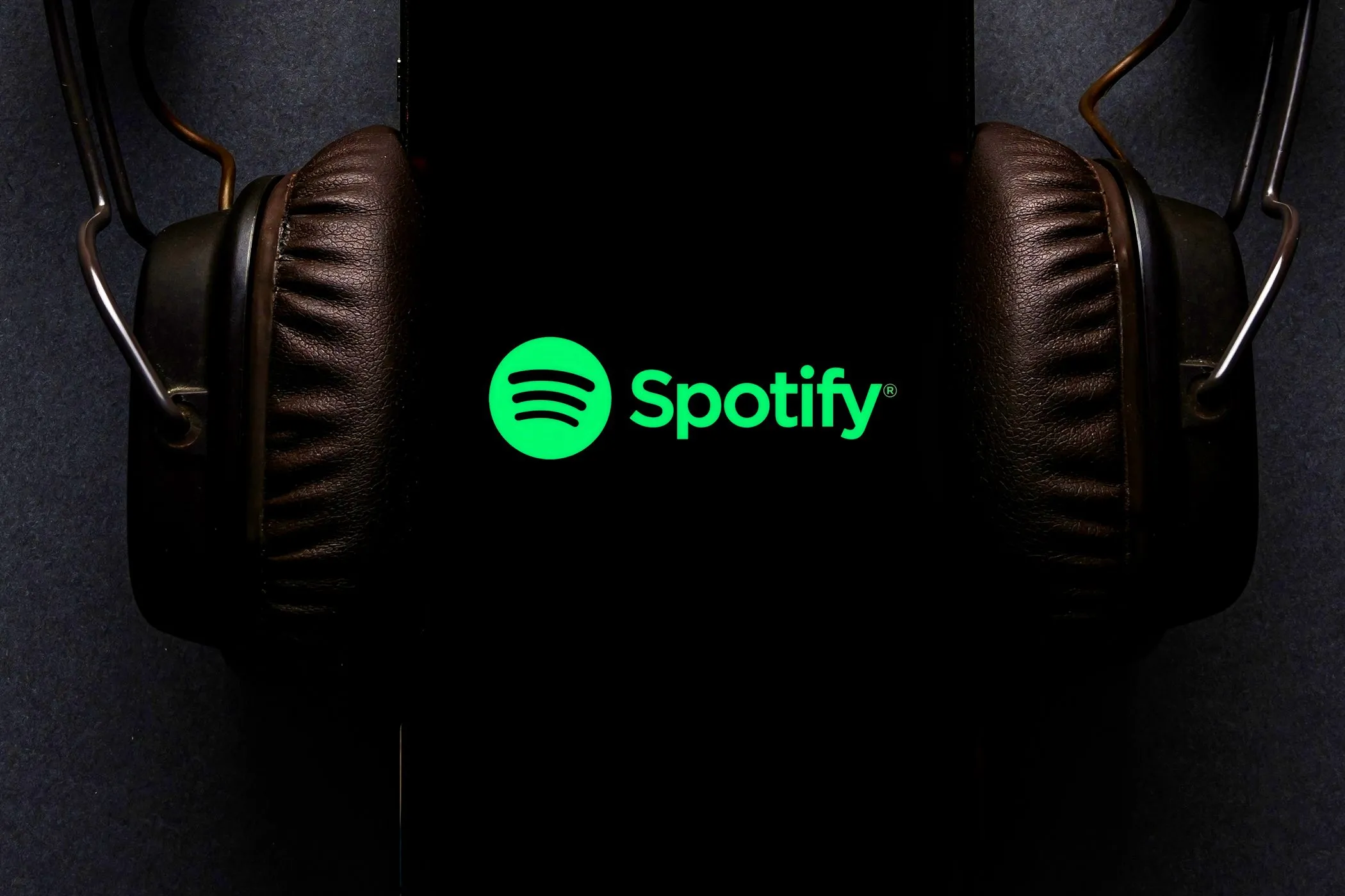 Màn hình điện thoại hiển thị ứng dụng Spotify với tai nghe được kết nối, minh họa tính năng nghe nhạc trên Google Maps