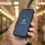 Màn hình điện thoại hiển thị ứng dụng WhatsApp minh họa tính năng phiên âm tin nhắn thoại mới