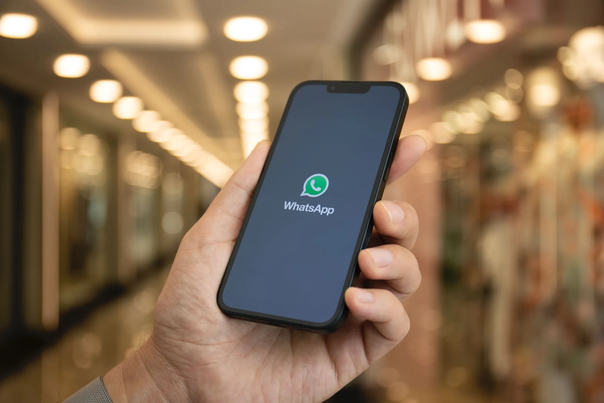 Màn hình điện thoại hiển thị ứng dụng WhatsApp minh họa tính năng phiên âm tin nhắn thoại mới