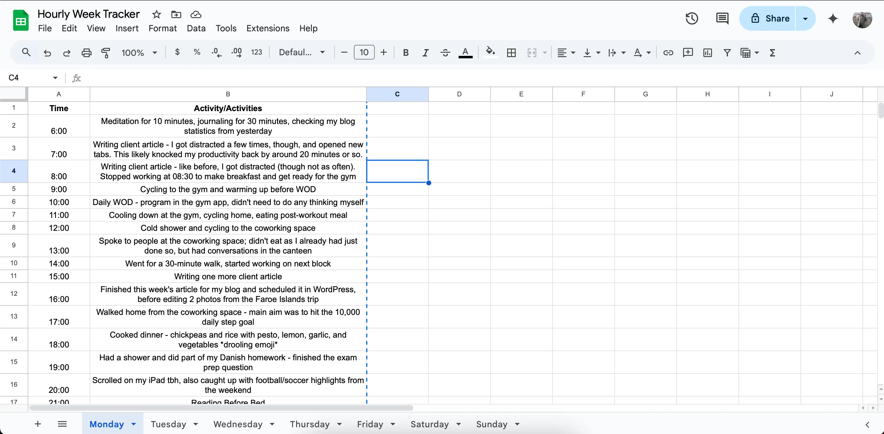 Màn hình điện thoại hiển thoại giao diện Google Sheets với bảng theo dõi thời gian buổi sáng Thứ Hai, thể hiện các hoạt động được ghi lại