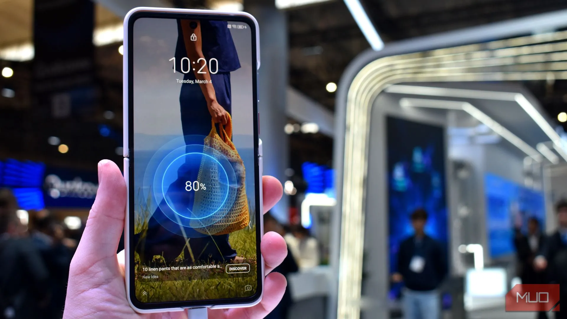 Màn hình điện thoại Nubia Flip 2 khi mở ra tại MWC 2025