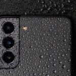 Màn hình điện thoại Samsung phủ ceramic với các giọt nước đọng thành hạt, minh họa tính năng kỵ nước hiệu quả.